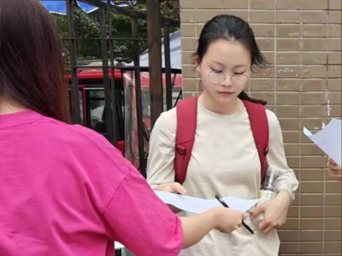 西南石油大學(xué)法學(xué)院暑期社會實踐隊青春助大運，宣講進課