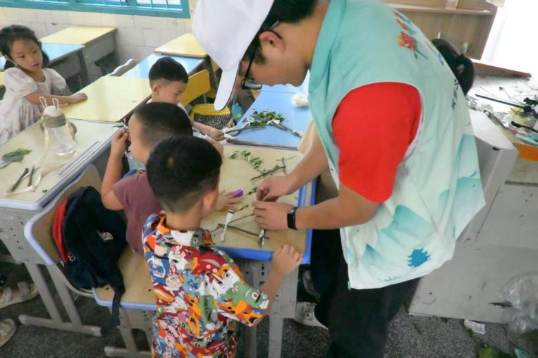 吉首大學“心系旅農”社會實踐團：就地取材“變廢為寶” 鄉土手工課點亮鄉村美育