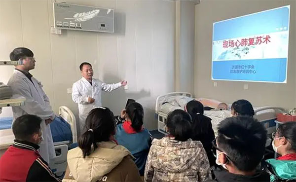 沁園路小學開展“學習急救 珍視生命”社會實踐活動