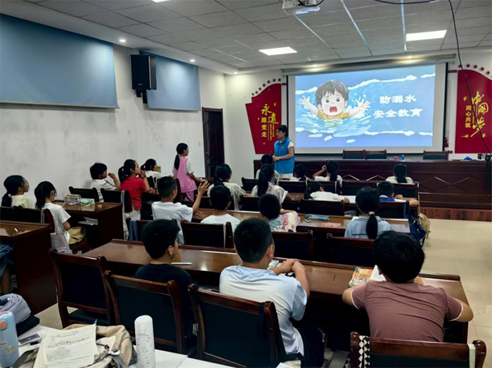 防溺水智慧潤社區(qū) 安全意識沁童心——筑夢小魚實踐團開展防溺水公益課堂