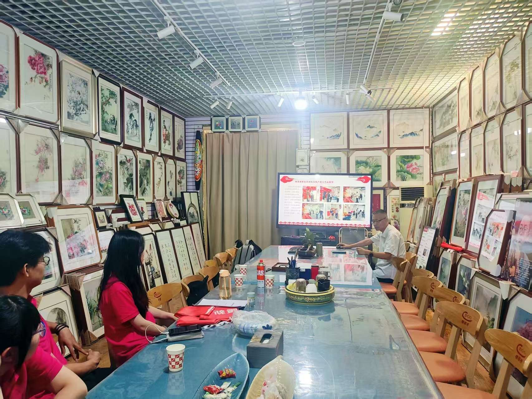 西安郵電大學經濟與管理學院“繡里澄心，雙創(chuàng)履新”團隊赴陜西省澄城縣開展“非遺賦能鄉(xiāng)村振興”專題調研