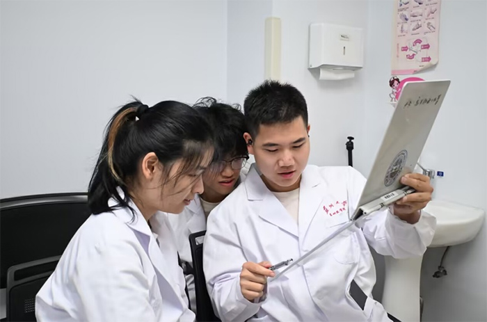 體察病痛知疾苦，精研醫術礪仁心