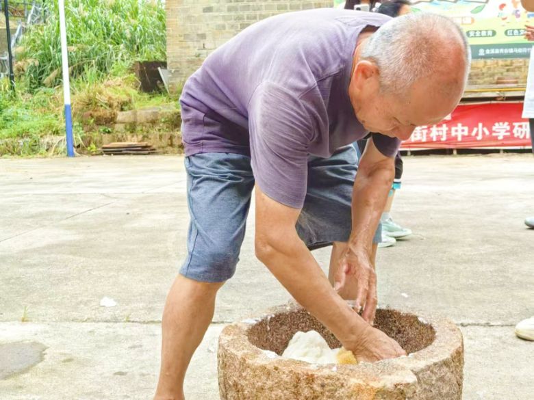 千錘百煉出真知：南健學子三下鄉打糍粑打出校地情