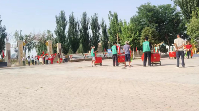 鼓聲震塘迎知青，秧歌蹁躚荷香里|藕然遇堿林實踐團參與迎賓儀式演出