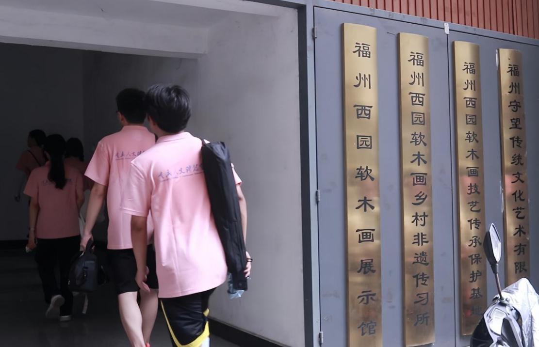 重慶人文科技學院 | 傳統與現代交融，探索創新傳承軟木畫的 發展性路徑