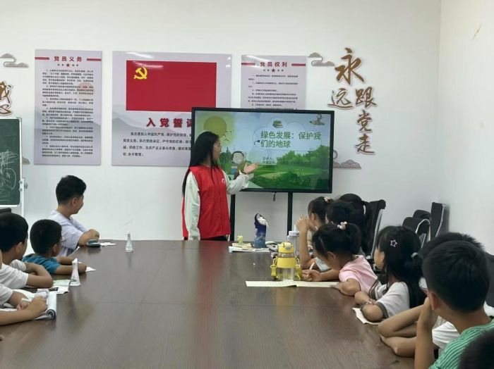 山東管理學院“管小青”團隊走進暑期托管班開展生態環保宣講教育實踐活動