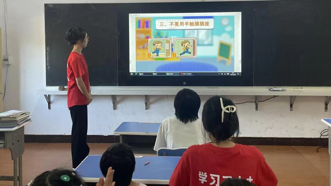 池州學院商學院實踐團：自然探索與安全“童”行