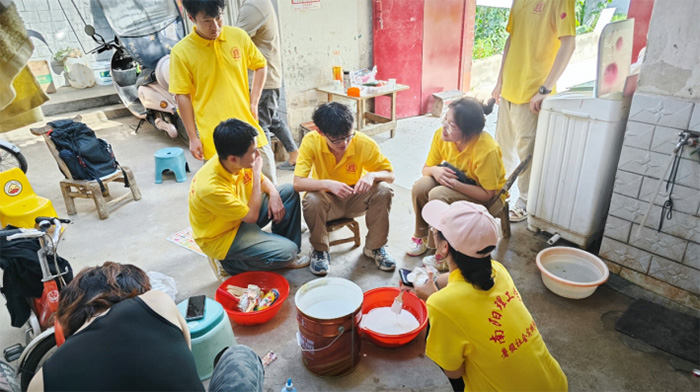 南陽理工學院：青春力量，筆尖流淌鄉土情，墻繪點亮新鄉村
