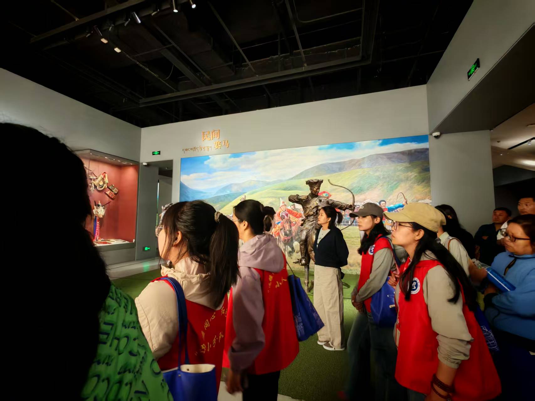 青春筆墨繪就民族團結新畫卷——漢師學子深入西藏博物館開展紅色藝術實踐