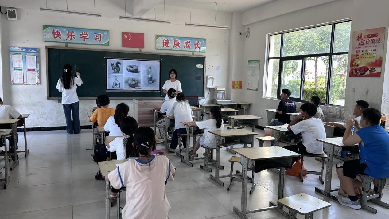 合肥大學學子“三下鄉”：美育與愛心同行