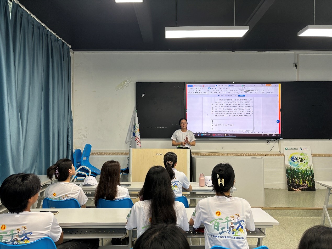 　　圖：指導老師召開出發前動員會議