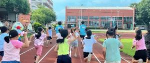 圖為實踐團與學生課外活動風采